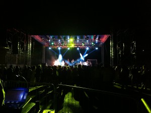 Fornitura palco struttura luci impianto audio e back line, concerto UB 40 